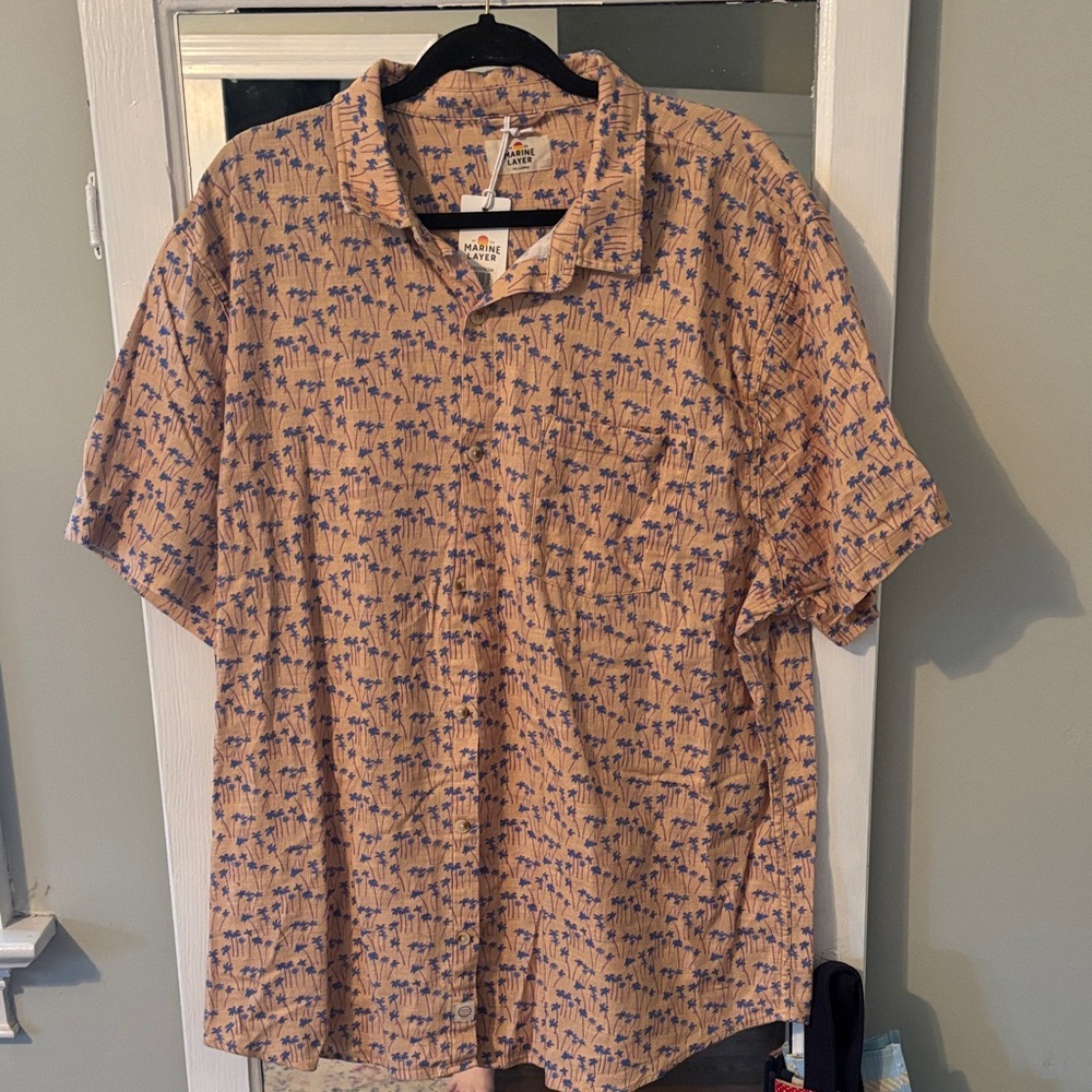 Marine Layer Short Sleeve Palm-Print Button-Down Shirt in Tan and Blue